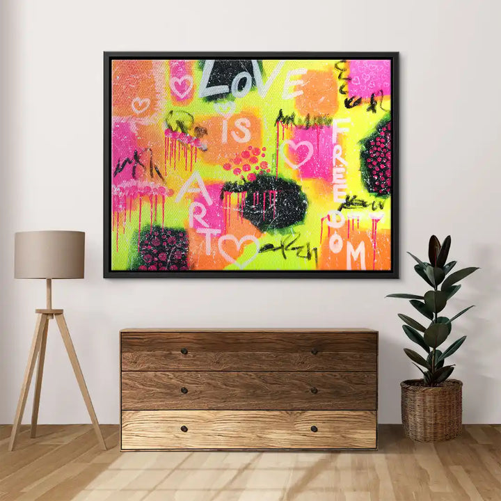 Modernes Wandbild mit buntem Graffiti-Schriftzug LOVE IS ART FREEDOM, im Wohnzimmer