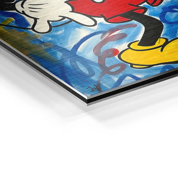 Detail eines bunten Wandbilds im Pop Art Stil mit cartoonartigem Handschuh, roter Kleidung und gelbem Schuh auf Aluminium-Druck, blaue und gelbe Hintergrundakzente