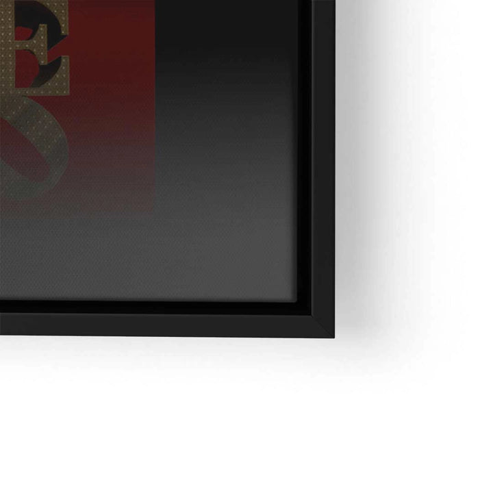 Detail eines gerahmten Wandbilds mit goldener Schrift auf rotem Hintergrund, moderne Kunst