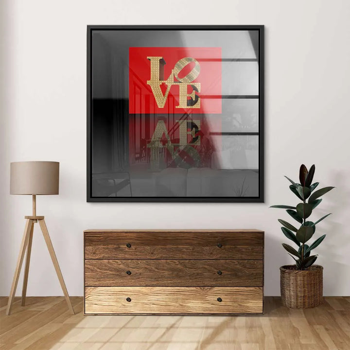 Modernes Wandbild mit goldener LOVE-Schrift auf rotem Hintergrund im Wohnzimmer