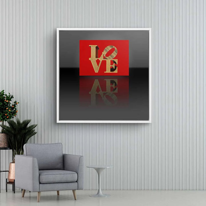 Modernes Wandbild mit goldenem LOVE-Schriftzug auf rotem Hintergrund in stilvollem Wohnzimmer.