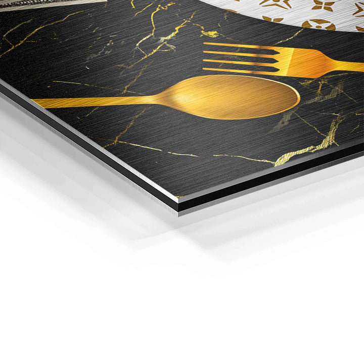 Detail eines Wandbilds mit goldener Gabel und Löffel auf schwarzem Marmor-Design
