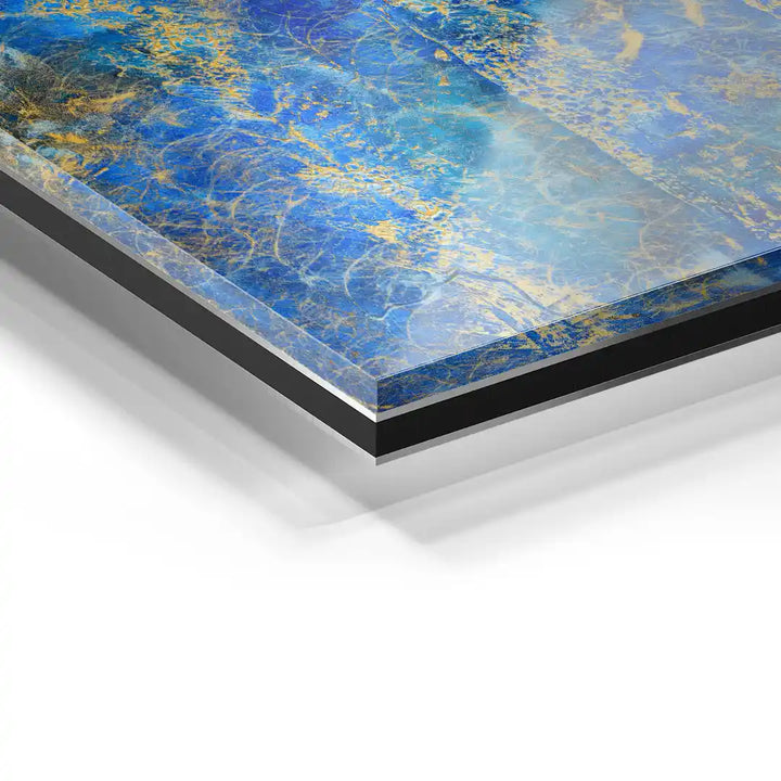 Detailaufnahme eines Wandbilds auf Acrylglas mit abstraktem blau-goldenem Kunstmotiv