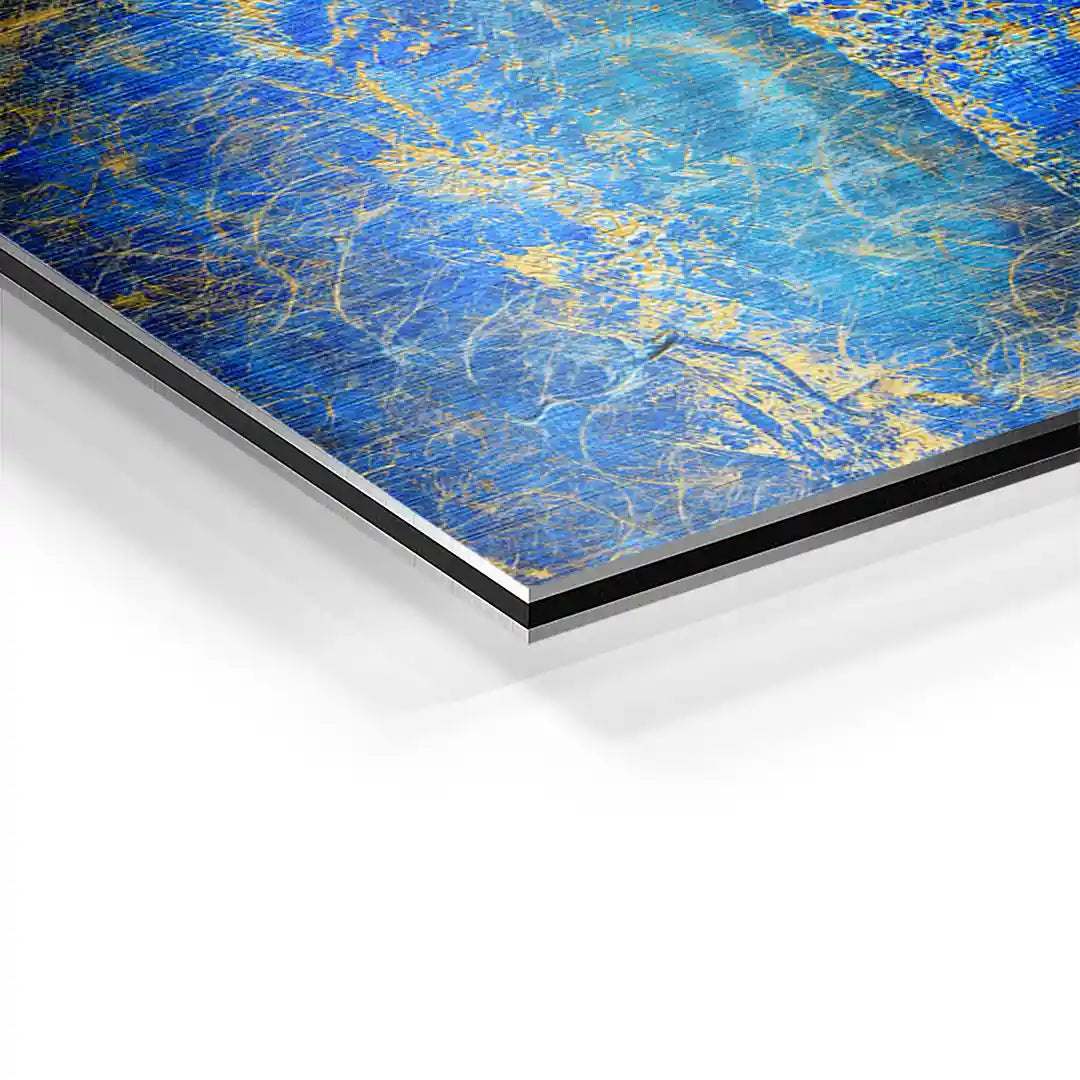 Detailaufnahme eines abstrakten Wandbilds auf Aluminium mit blauen und goldenen Strukturen