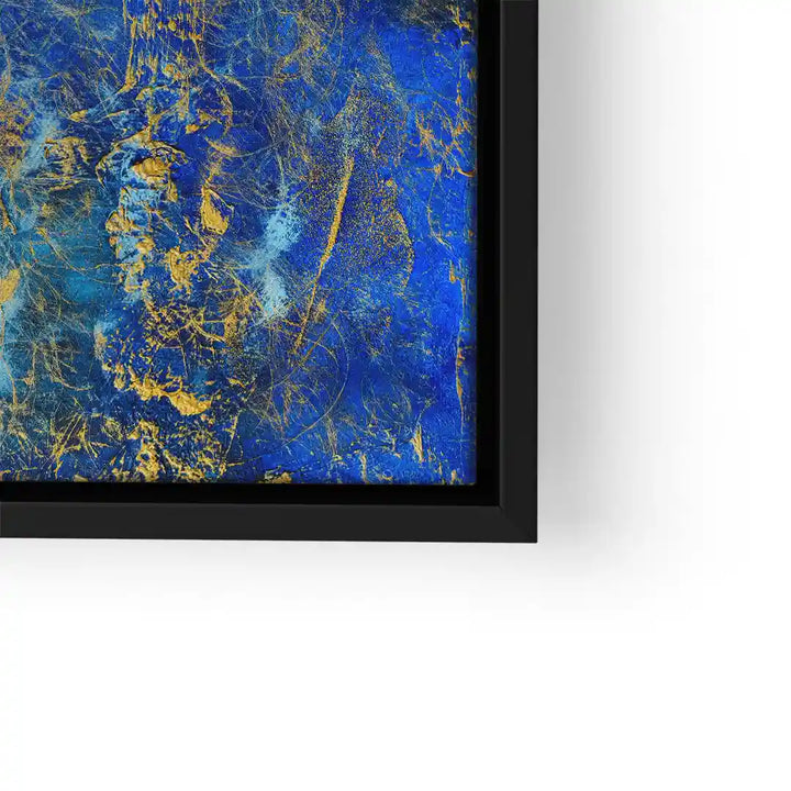 Modernes Wandbild mit abstraktem blauen und goldenen Kunstmotiv im schwarzen Rahmen