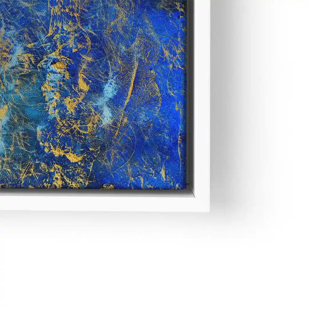 Abstraktes Wandbild in Blau und Gold, moderne Kunstdruck-Optik im weißen Rahmen