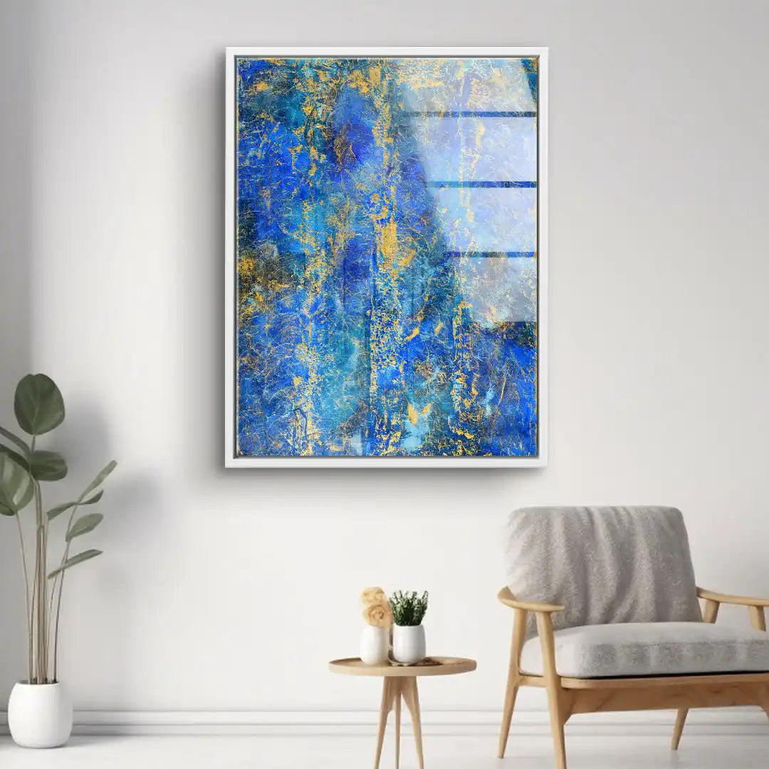 Abstraktes Wandbild in Blau und Gold an weißer Wohnzimmerwand, modernes Innendesign