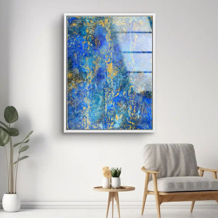 Abstraktes Wandbild in Blau und Gold an weißer Wohnzimmerwand, modernes Innendesign