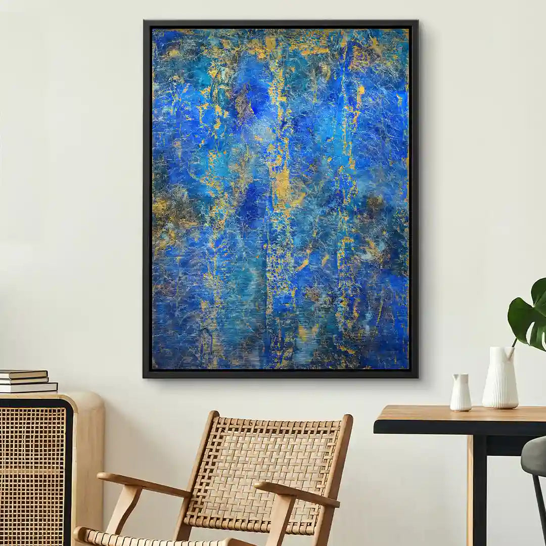 Abstraktes Wandbild in Blau und Gold, modern inszeniert im Wohnzimmer, Kunst auf Leinwand