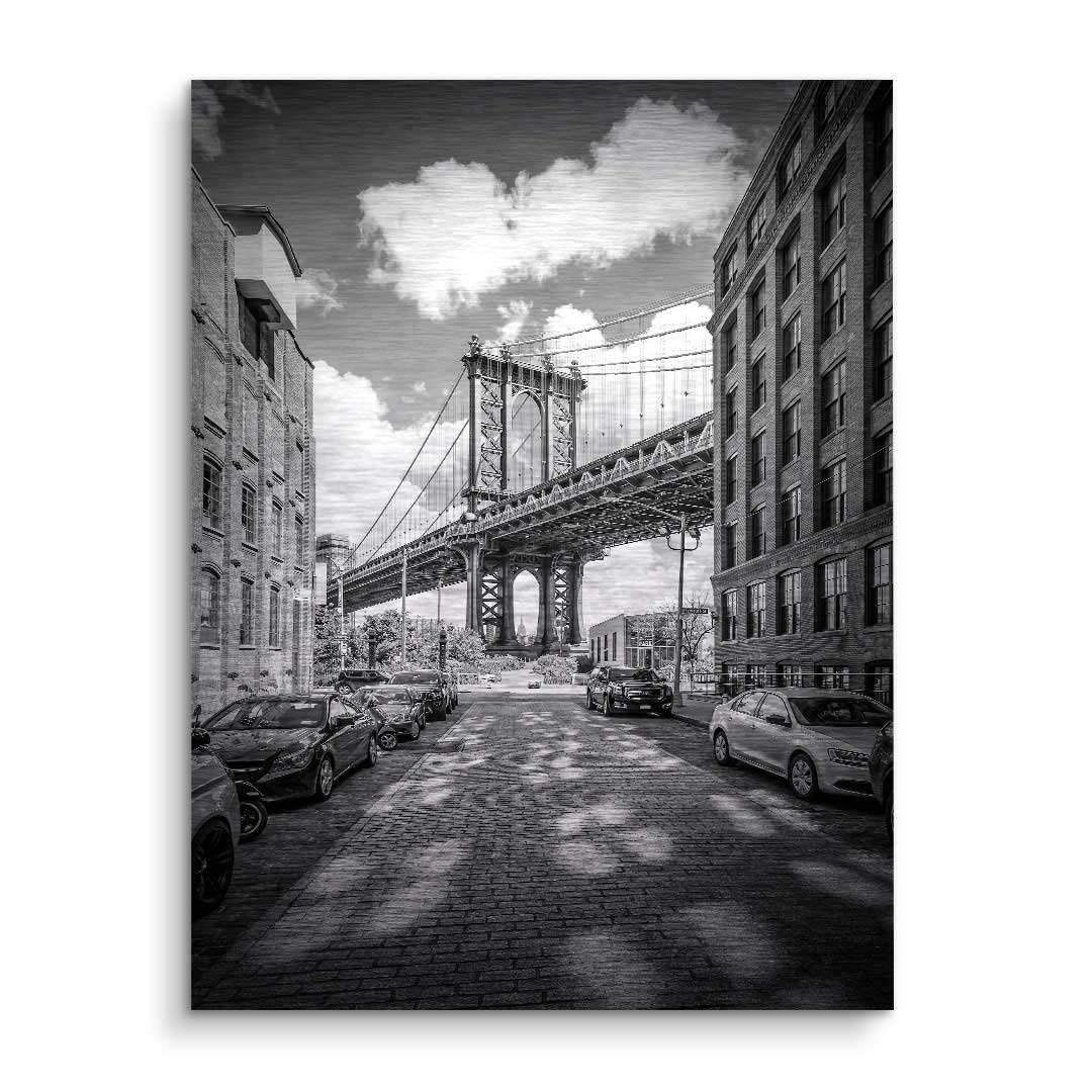 Schwarzweiß Wandbild mit Manhattan Bridge, Backsteingebäuden und Autos in urbaner Szene