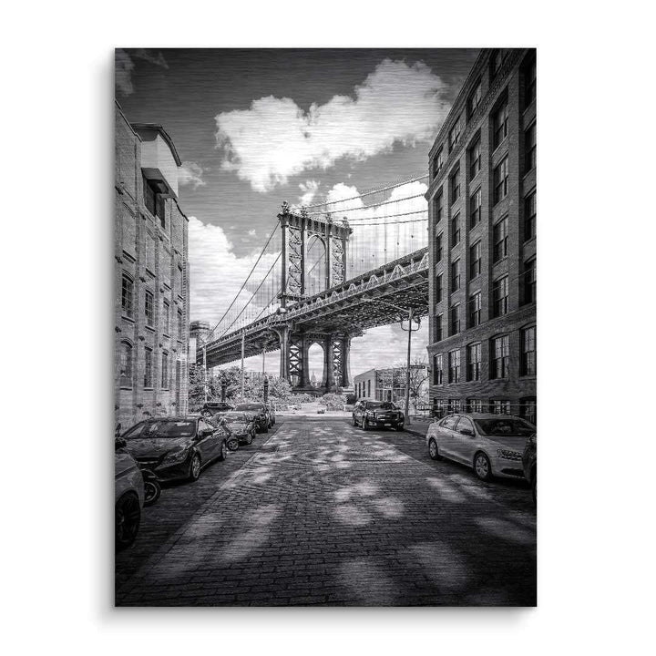 Schwarzweiß Wandbild mit Manhattan Bridge, Backsteingebäuden und Autos in urbaner Szene