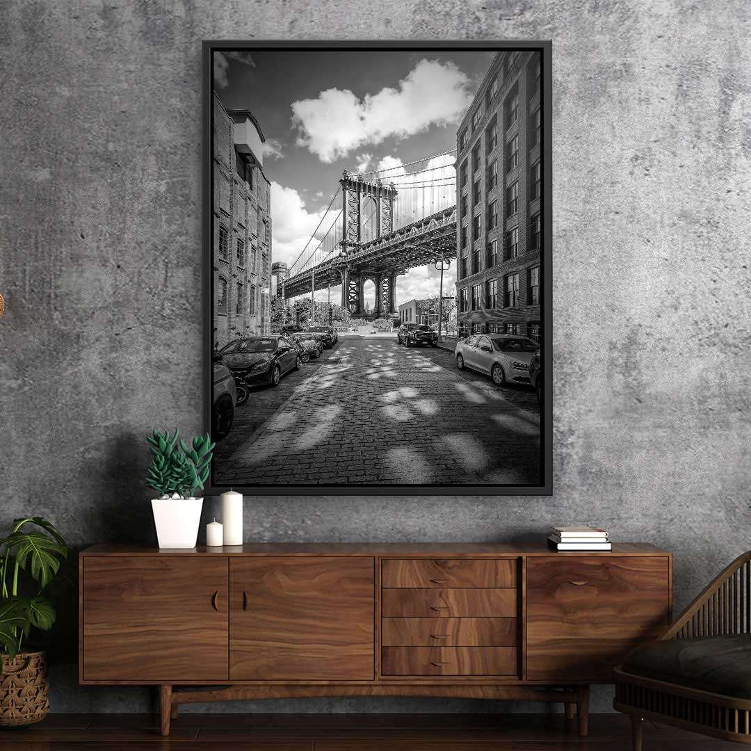 Schwarz-weiß Wandbild mit Manhattan Bridge, urbanes Straßenmotiv, modernes Wohnzimmer