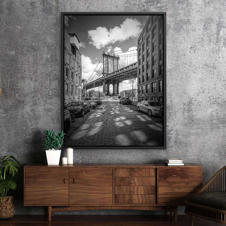 Schwarz-weiß Wandbild mit Manhattan Bridge, urbanes Straßenmotiv, modernes Wohnzimmer