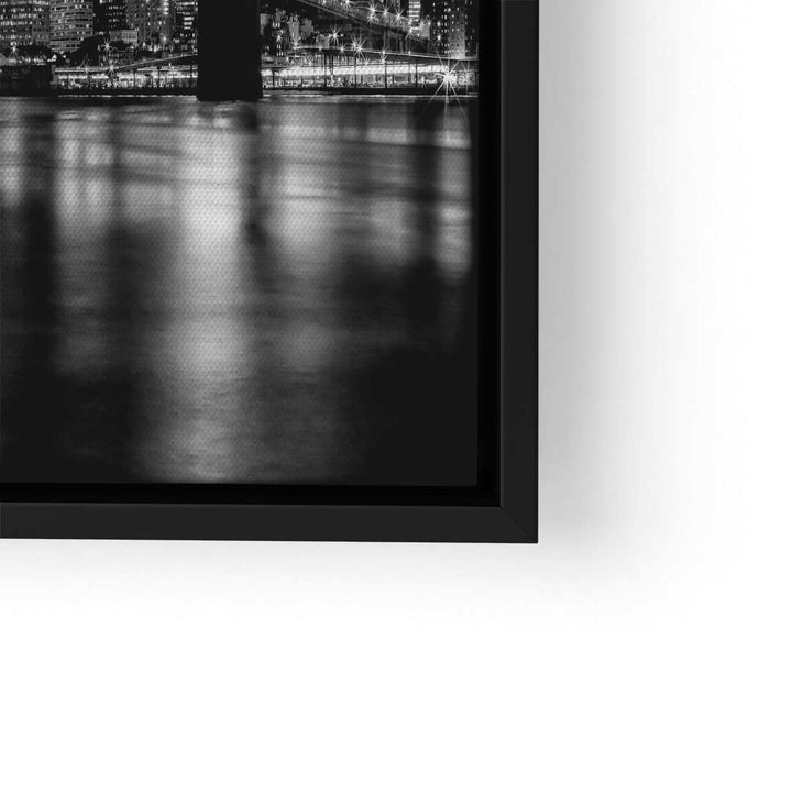 Schwarz-weiß Wandbild mit New York Skyline und Brooklyn Bridge bei Nacht im schwarzen Rahmen