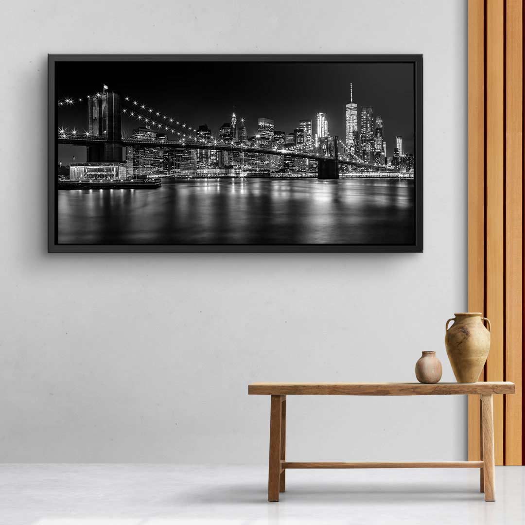 Schwarz-weiß Wandbild mit Brooklyn Bridge und Manhattan Skyline bei Nacht, modernes Wohnzimmer