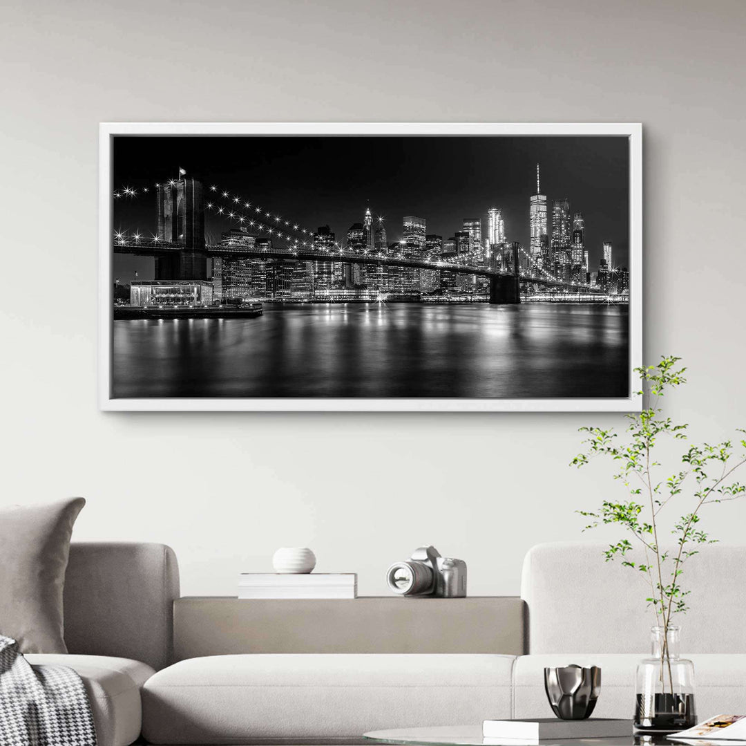 Schwarz-weiß Wandbild mit Brooklyn Bridge und Manhattan Skyline bei Nacht als Wohnzimmerdeko