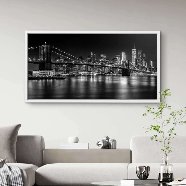 Schwarz-weiß Wandbild mit Brooklyn Bridge und Manhattan Skyline bei Nacht als Wohnzimmerdeko