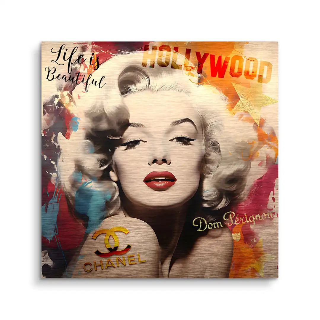 Pop Art Wandbild mit weiblichem Porträt, Hollywood-Schriftzug, Chanel und bunte Akzente