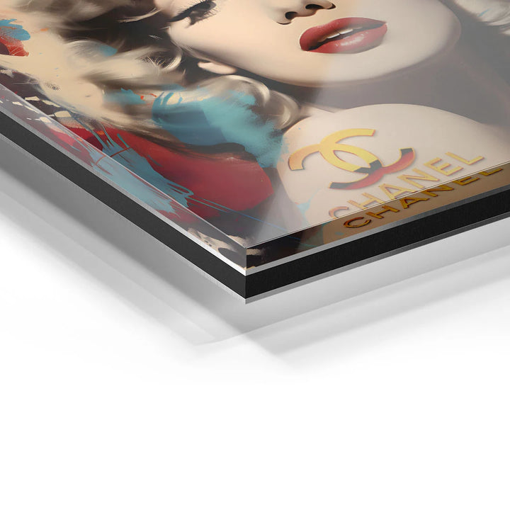 Detailaufnahme Acrylglas-Wandbild mit Pop Art Porträt, Chanel-Schriftzug und bunten Farben