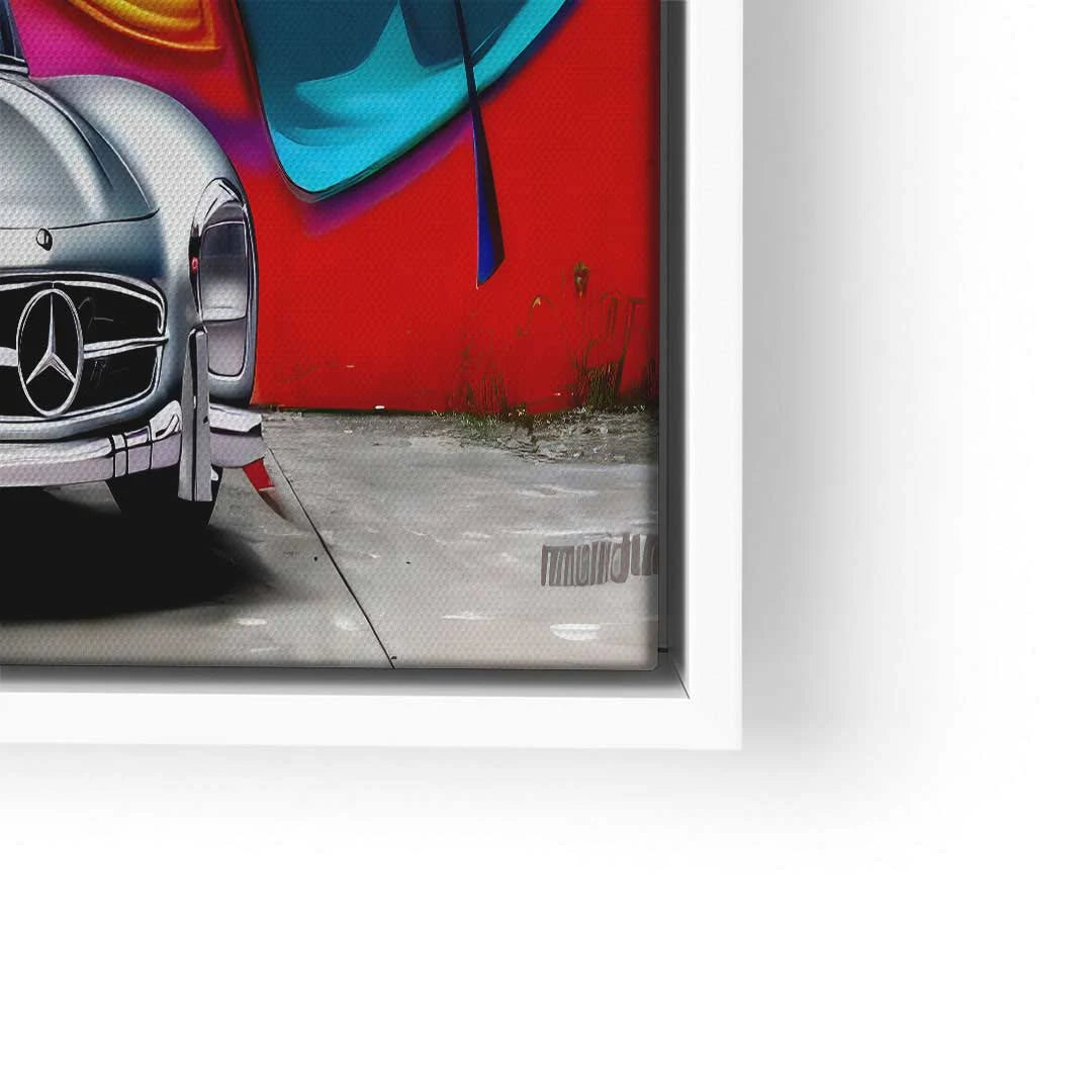 Modernes Wandbild mit silbernem Mercedes Oldtimer vor bunter Graffiti-Wand