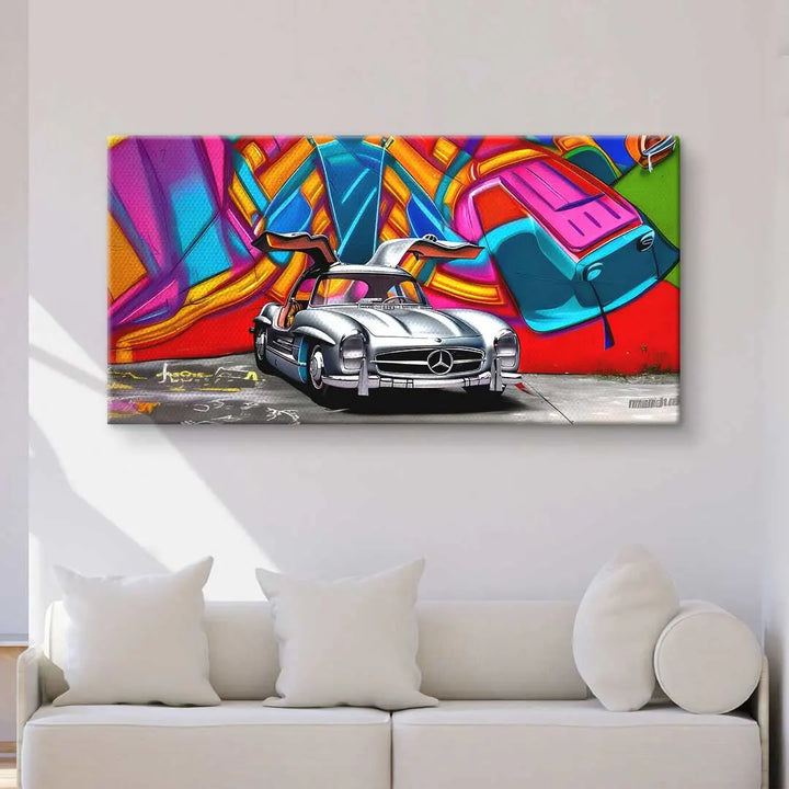Wandbild mit silbernem Mercedes Oldtimer vor bunter Graffiti-Kulisse, modernes Wohnzimmer