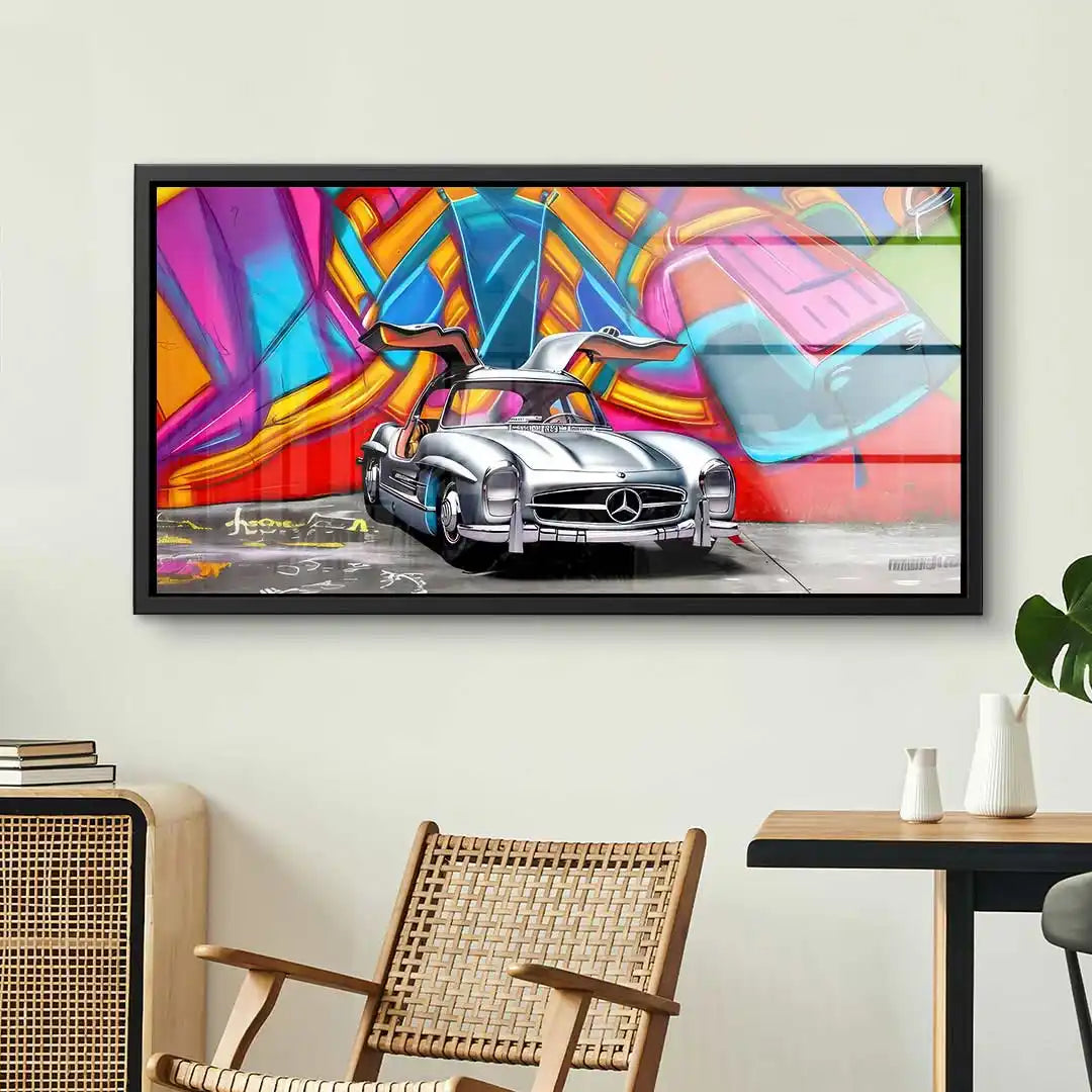 Wandbild mit silbernem Mercedes Oldtimer vor bunter Graffiti-Kulisse im modernen Wohnraum
