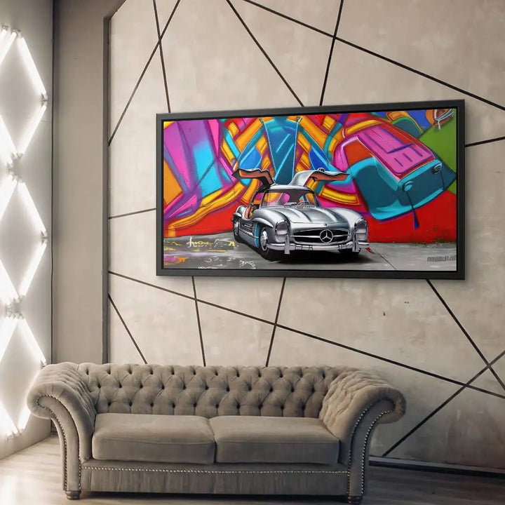Wandbild mit Mercedes Oldtimer und bunter Graffiti-Kunst über einem Sofa im modernen Wohnzimmer