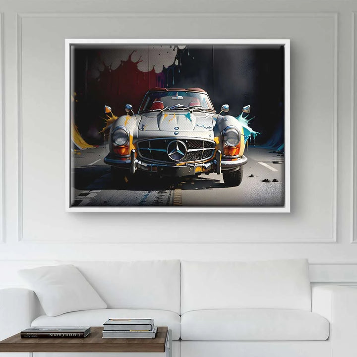 Modernes Wandbild mit klassischem Mercedes und bunter Farbspritzer-Kunst im Wohnzimmer