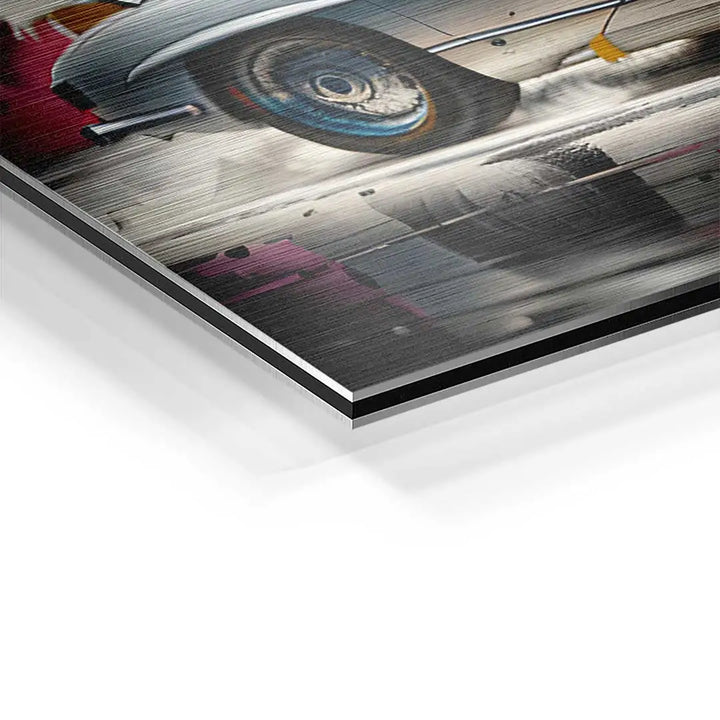 Detailaufnahme eines Wandbilds mit silbernem Oldtimer-Auto und Splash-Effekt auf Aluminium