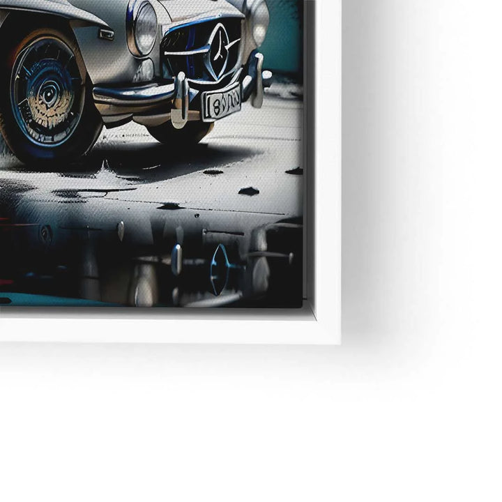 Modernes Wandbild mit silbernem Oldtimer Mercedes, reflektiert auf nasser Straße, Kunstdruck