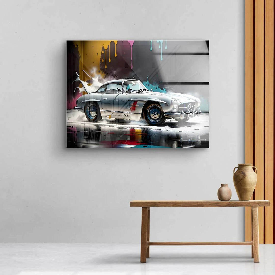Wandbild mit klassischem silbernen Auto und bunten Farbspritzern im modernen Wohnzimmer
