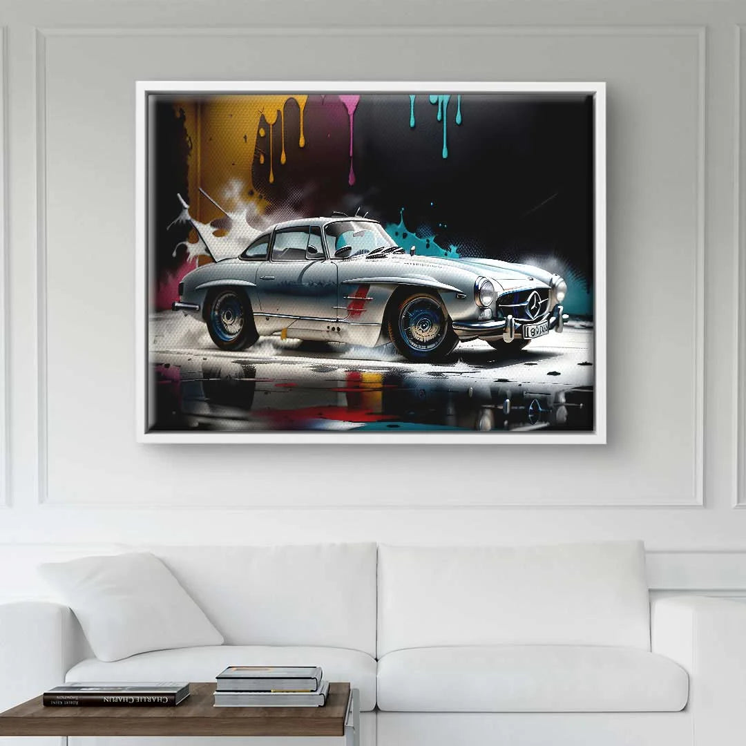 Modernes Wandbild mit silbernem Oldtimer und bunter Farbspritzer-Kunst im Wohnzimmer