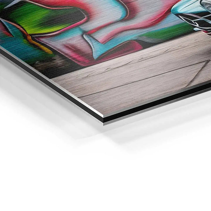 Detailaufnahme modernes Wandbild auf Aluminium mit farbenfrohem Auto und Graffiti-Motiv