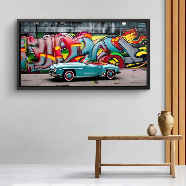 Wandbild mit türkisfarbenem Oldtimer Cabrio vor bunter Graffiti-Wand, modernes Wohnzimmer