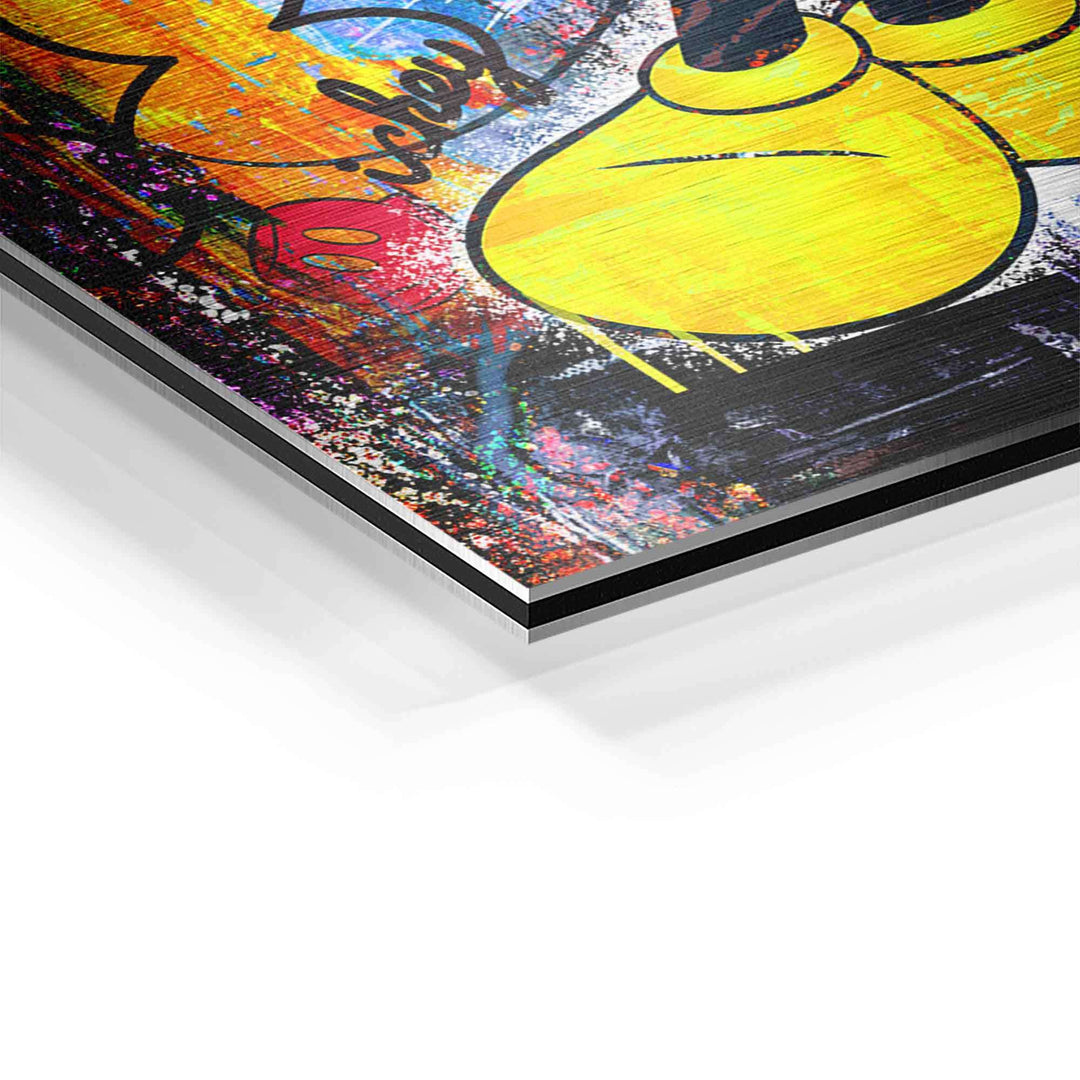 Detailaufnahme modernes Wandbild mit gelben Comic-Schuhen und buntem Pop Art Hintergrund