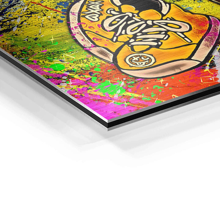 Detail eines Wandbilds mit gelbem Sneaker auf buntem, abstraktem Hintergrund im Pop Art Stil