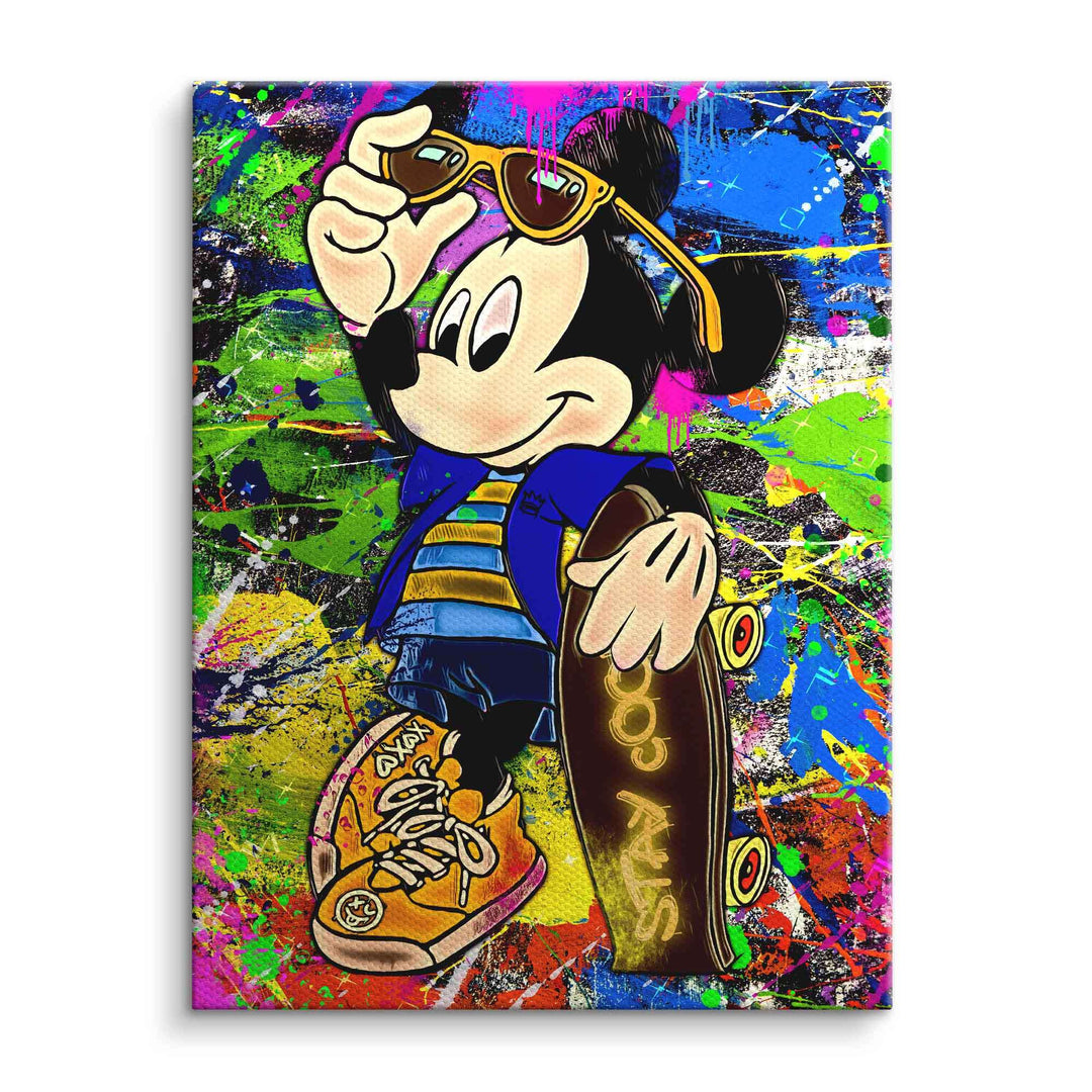 Comic-Maus mit Sonnenbrille und Skateboard auf buntem, abstraktem Pop Art Wandbild