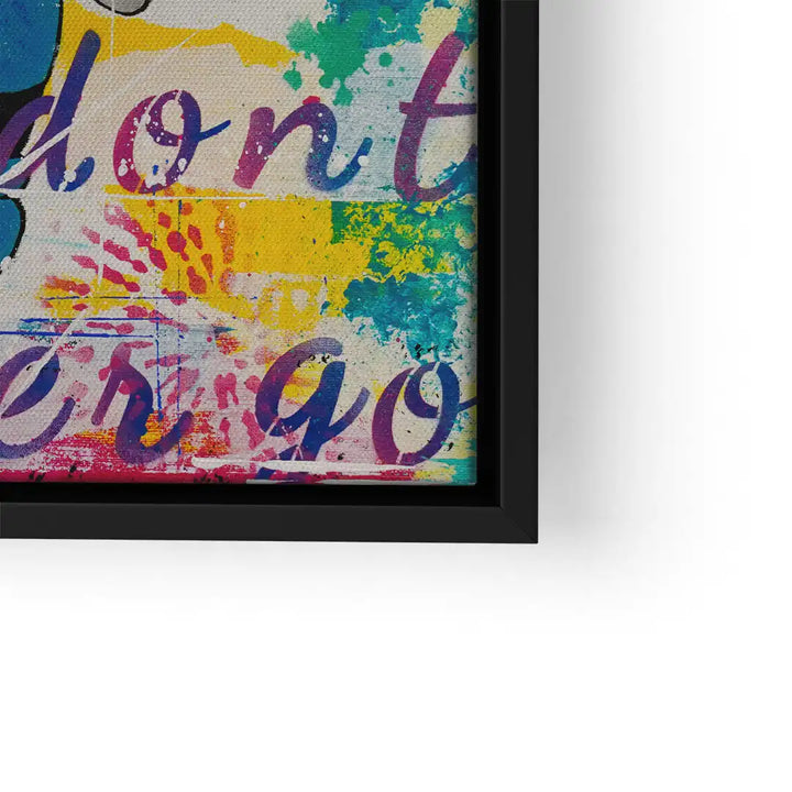 Buntes Wandbild mit Spruch, Farbklecksen und modernem Pop Art Design im schwarzen Rahmen