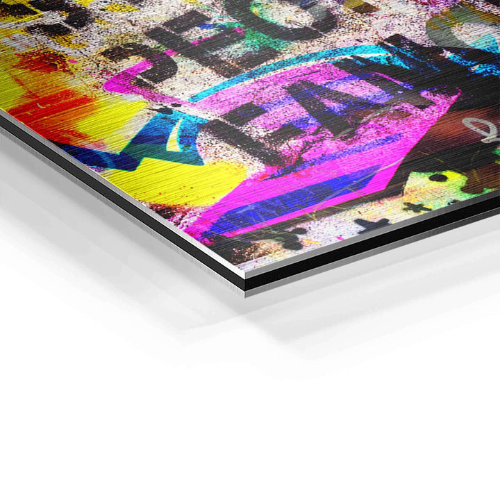 Detailaufnahme Wandbild Pop Art Graffiti mit bunten Farben und Schriftzug auf Aluminium