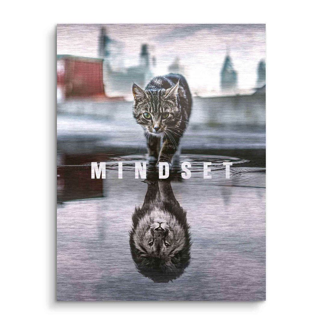 Wandbild Katze mit Löwenreflexion in Pfütze, Motivationsspruch Mindset, modernes Kunstbild