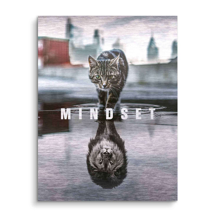 Wandbild Katze mit Löwenreflexion in Pfütze, Motivationsspruch Mindset, modernes Kunstbild