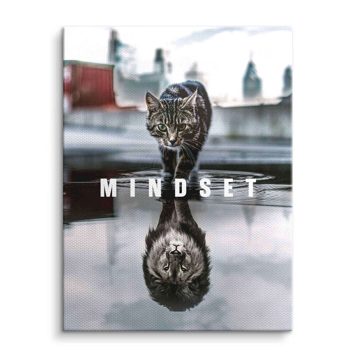 Leinwandbild mit Katze, deren Spiegelung als Löwe erscheint, Text Mindset, Motivationskunst