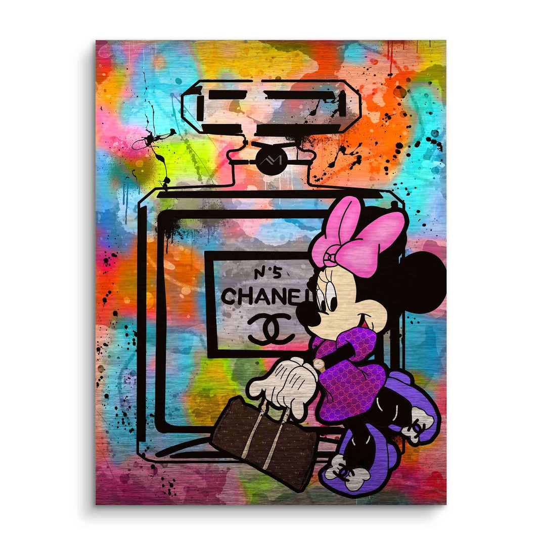 Buntes Wandbild mit Comic-Maus, Chanel-Parfumflakon und Koffer im Pop Art Stil