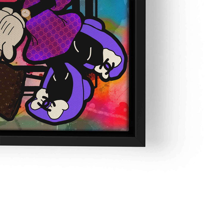 Buntes Pop Art Wandbild mit Comic-Figur in lila Accessoires, gerahmt, auf farbigem Hintergrund