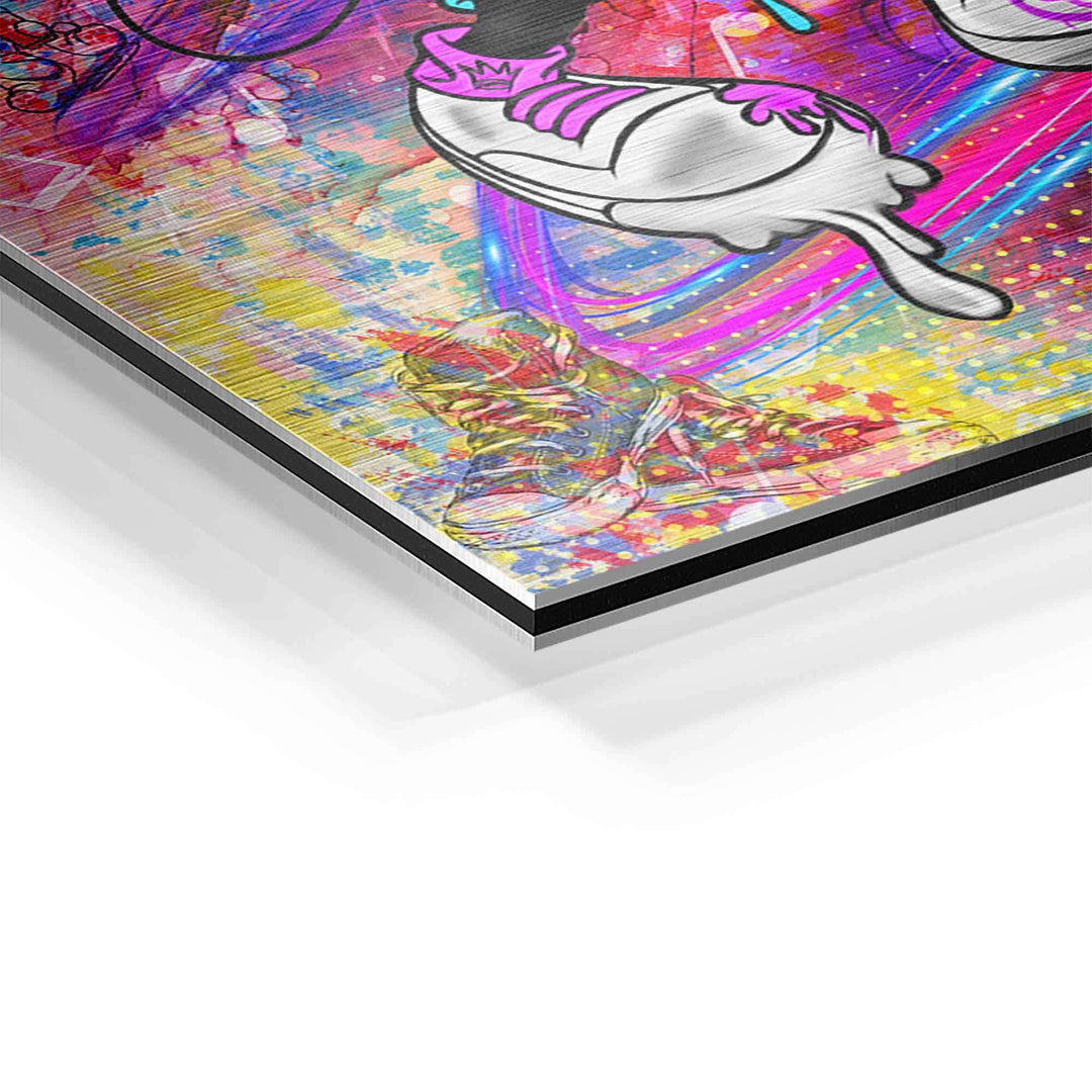 Detail eines Pop Art Wandbilds mit Cartoon-Figur, bunten Sneakers und farbenfrohen Mustern