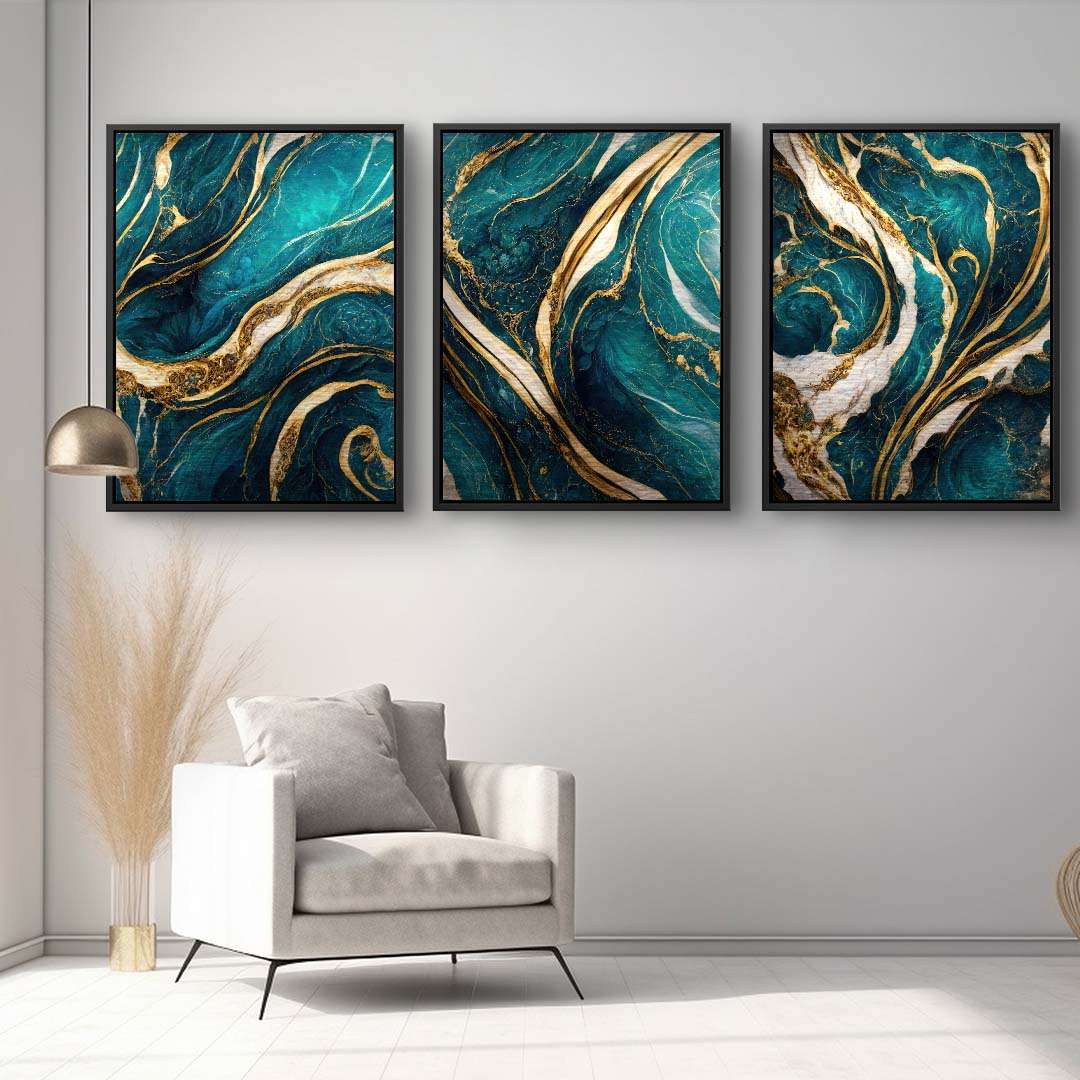 Modernes Wandbild-Set mit abstraktem Muster in Gold und Petrol über Sessel im Wohnzimmer