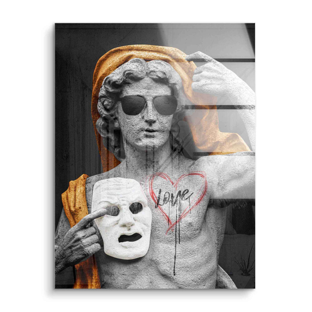 Modernes Wandbild: Statue mit Sonnenbrille, hält Maske, rotes Herz mit 'Love' Schriftzug