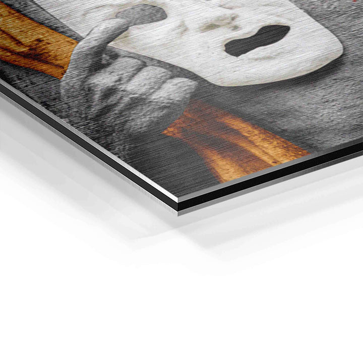 Detailaufnahme Wandbild Statue mit Maske und gelben Akzenten auf brushed Aluminium