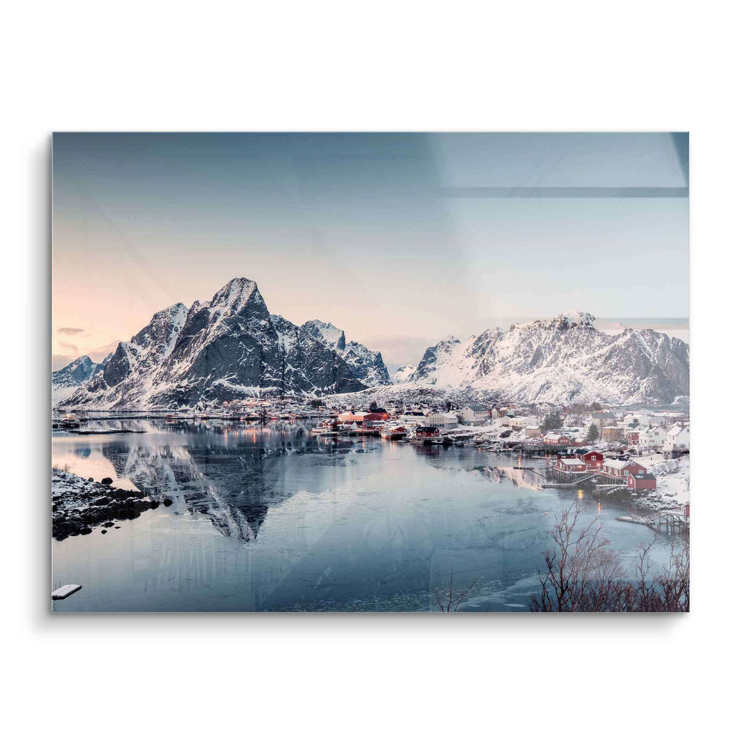 Wandbild mit verschneitem Fischerdorf, Bergen und winterlicher Landschaft am Seeufer