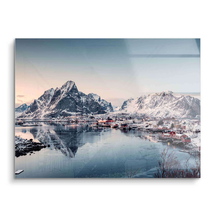 Wandbild mit verschneitem Fischerdorf, Bergen und winterlicher Landschaft am Seeufer